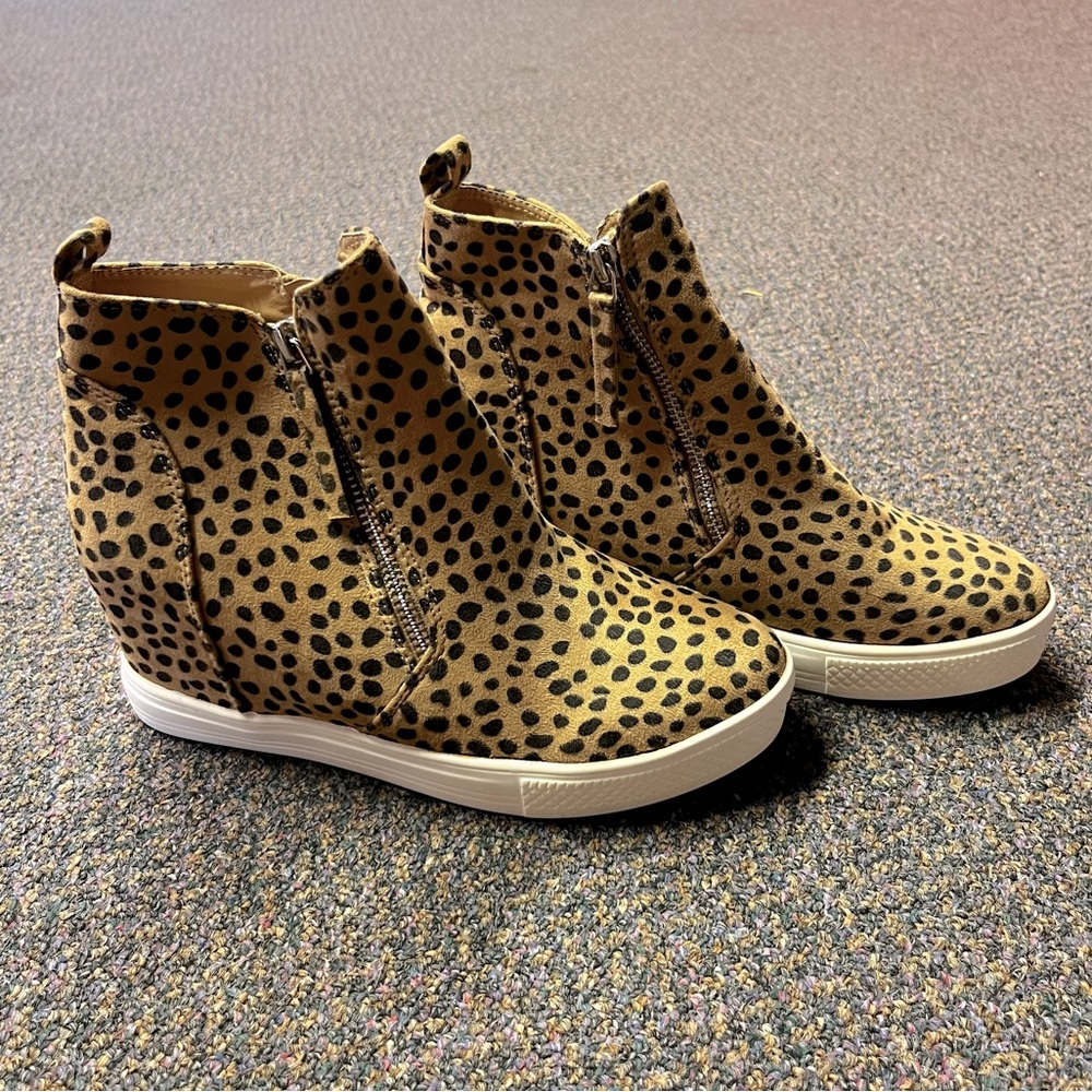 Queen George Sneakers